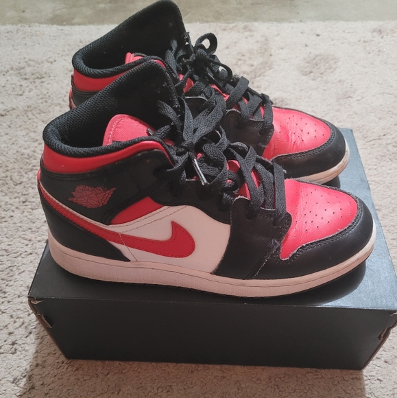 Air Jordan 1 Mid (GS) - Picture 3 of 6